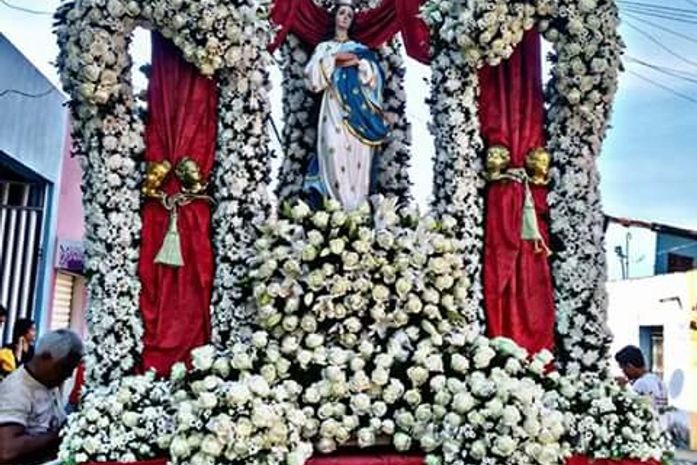Prefeita Eliza Alves e fiéis participam da procissão de Nossa Senhora da Imaculada Conceição