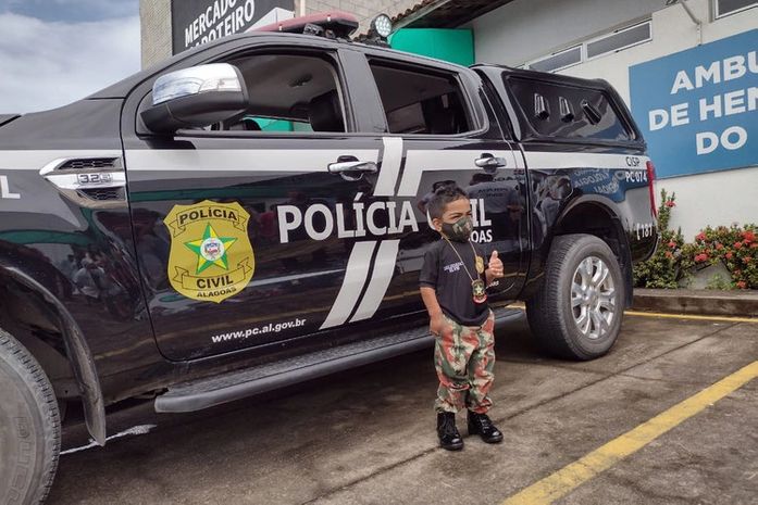 Polícia Civil torna realidade sonho de criança de 6 anos em andar de viatura
