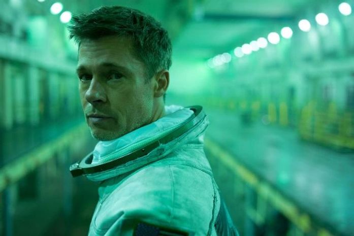 É preciso entrar em contato no drama espacial "Ad Astra", que conta com o astro Brad Pitt