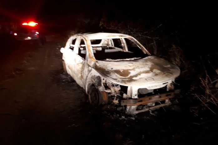 PRF encontra carro de sargento da PM carbonizado em Rio Largo