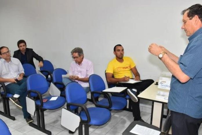 representantes dos candidatos participam do sorteio para sabatina da Fecomercio