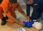Agentes da Oplit recebem instrução sobre uso de desfibrilador externo automático