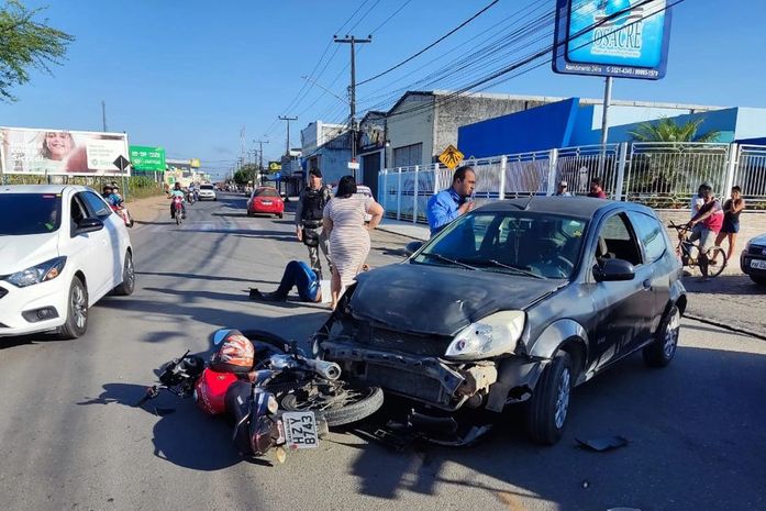 Colisão envolvendo carro e moto deixa um homem ferido em Arapiraca