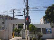 Poste de alta tensão "partido" após colisão preocupa moradores de condomínio