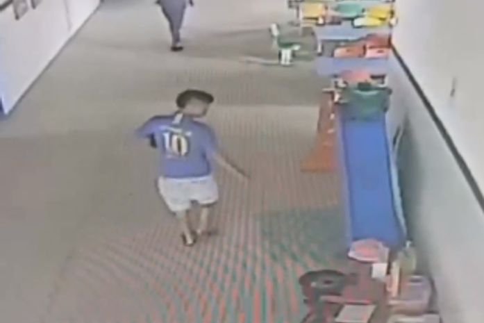 Caso Anthony: imagens de segurança mostram pai descartando frasco com veneno dentro de creche; veja vídeo
