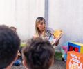 Professora transforma histórias infantis em experiências de afeto e aprendizagem ao estimular criatividade dos alunos

