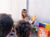 Professora transforma histórias infantis em experiências de afeto e aprendizagem ao estimular criatividade dos alunos
