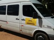 Veículo da Ufal que transportava estudantes