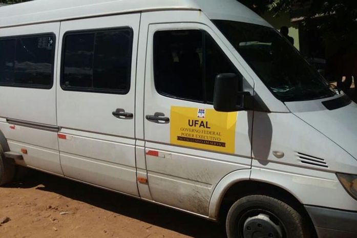 Veículo da Ufal que transportava estudantes