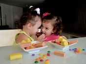Pediatra alerta que pais devem monitorar o consumo de doces por crianças  