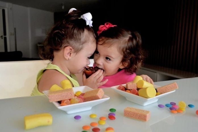 Pediatra alerta que pais devem monitorar o consumo de doces por crianças  