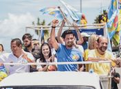 Buzinaços, acenos e declarações de apoio marcaram passagem de Rodrigo Cunha em carreata pela orla de Maceió