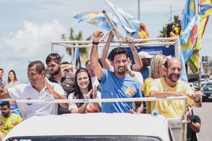 Buzinaços, acenos e declarações de apoio marcaram passagem de Rodrigo Cunha em carreata pela orla de Maceió
