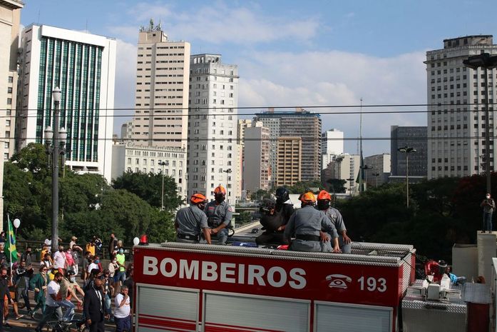 Parentes, amigos e apoiadores se despedem de Bruno Covas