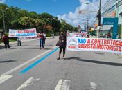 Sindicalistas bloqueiam circulação de ônibus na Praça Centenário contra demissões e retirada de benefícios  