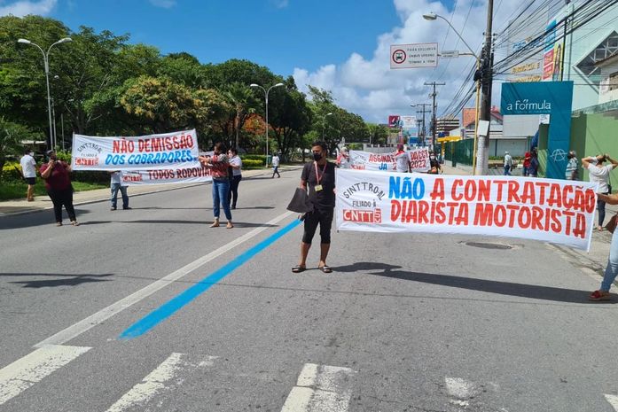 Sindicalistas bloqueiam circulação de ônibus na Praça Centenário contra demissões e retirada de benefícios