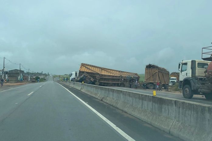 Carreta fica atravessada na pista após tombar em trecho da AL-220