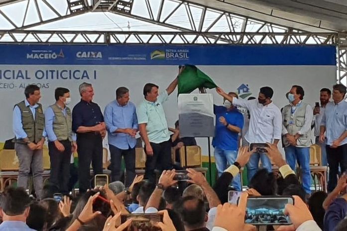 Bolsonaro chama Lula de "ladrão de nove dedos" e manda recado: "somente Deus me tira daquela cadeira"