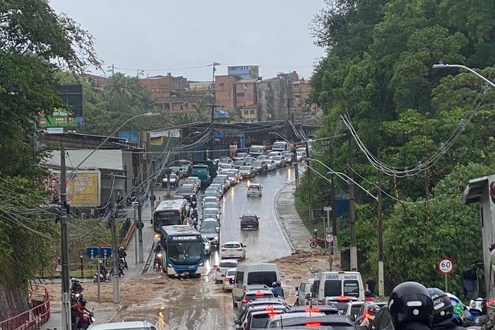 
Maceió registra 79mm de chuva e enfrenta desabrigados, desabamentos e alagamentos