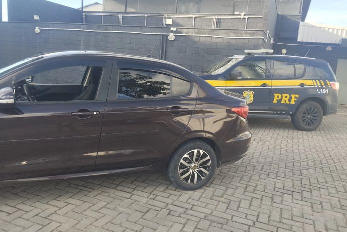 Fiscalizações recuperam dois carros com registro de furto em Alagoas