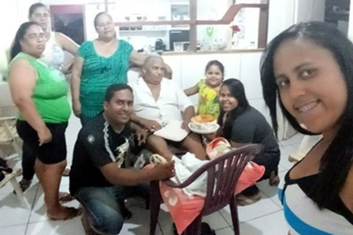 Maria das Dores Correia, de verde no centro da foto, com a família.