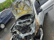 Carro pega fogo após colisão e mobiliza bombeiros na Ponte Divaldo Suruagy, em Maceió