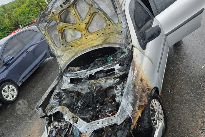 Carro pega fogo após colisão e mobiliza bombeiros na Ponte Divaldo Suruagy, em Maceió