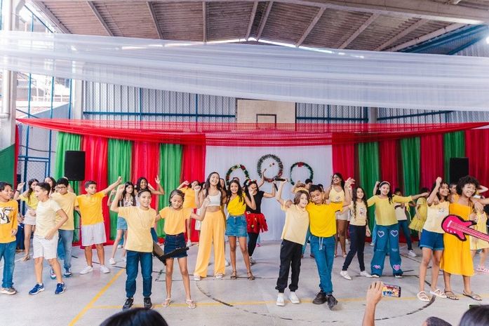 Fim do ano letivo é celebrado com festa natalina em escola municipal