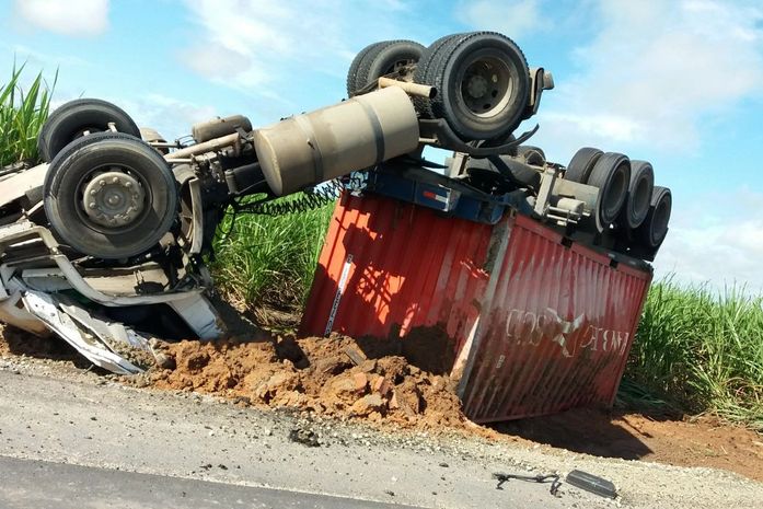 Caminhão capotou na AL 420