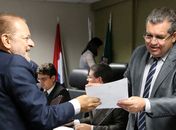 Desembargador Washington Luiz Freitas entrega alvará a credor