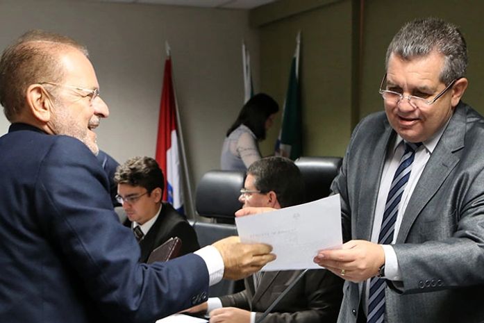 Desembargador Washington Luiz Freitas entrega alvará a credor