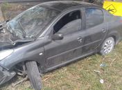 Veículo capotou e bateu em árvore na BR-104