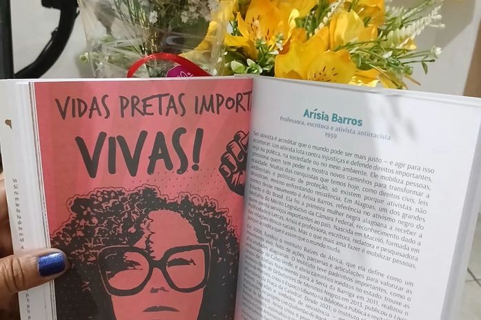 Pelas mãos da design, Amanda Sousa e da professora Adriana Capretz, esta ativista é oficialmente, uma Sereia Alagoana. Brinque com o poder!