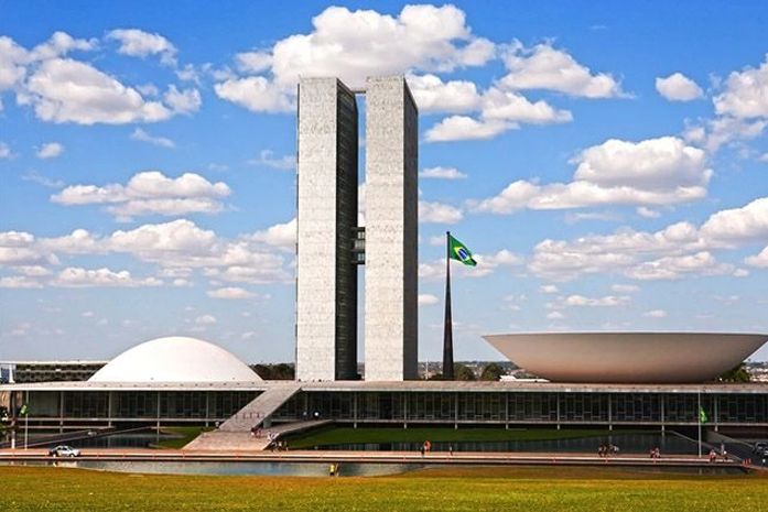 Ninguém respeita a Constituição, mas todos acreditam no futuro da nação!