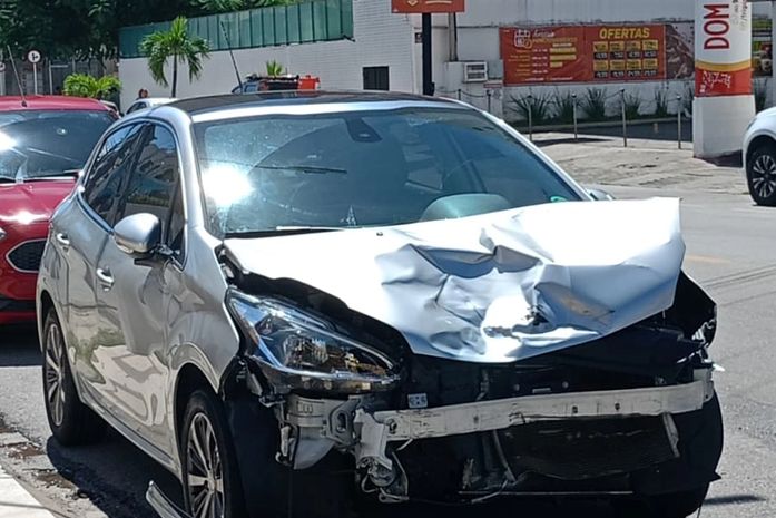 Motociclista é arremessado e morre em acidente com carro na Ponta Verde