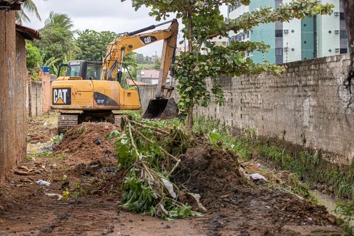 Desenvolvimento Sustentável trabalha na limpeza de canais em regiões críticas da capital