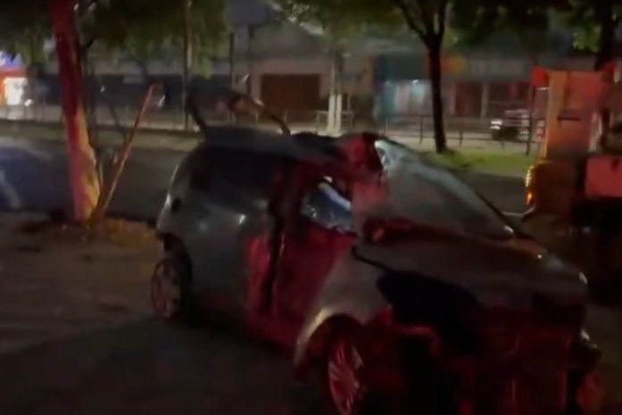 Motorista de app perde controle, bate em poste e fica ferido na Av. Fernandes Lima