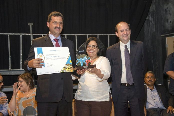 Limoeiro de Anadia recebe certificado e troféu do Selo Unicef