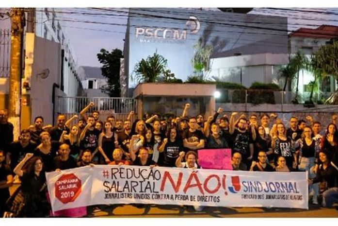 Jornalistas concentrados em frente a uma das empresas.