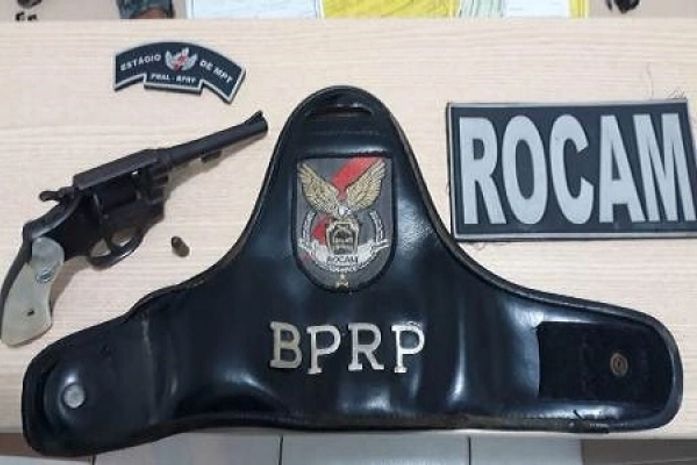 Revólver calibre 32 estava com dois indivíduos