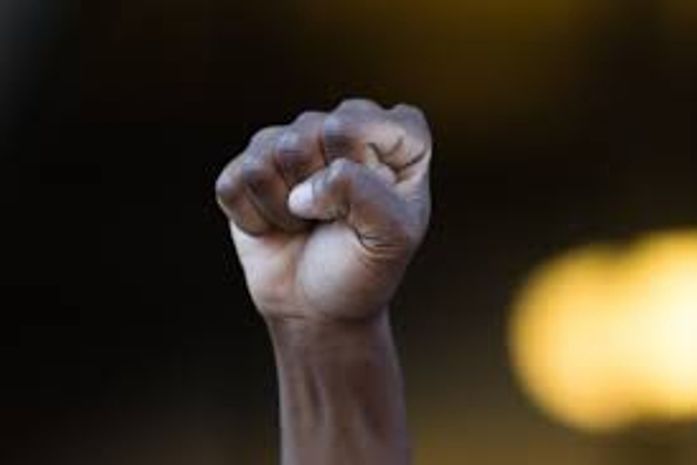 O uso da máscara de proteção contra o coronavírus deixa o menino, preto e periférico, nu diante do racismo e, não usar é questão de sobrevivência.,