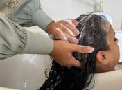 Plástica dos fios ganha espaço no verão como aliada contra danos do sol, sal e cloro

