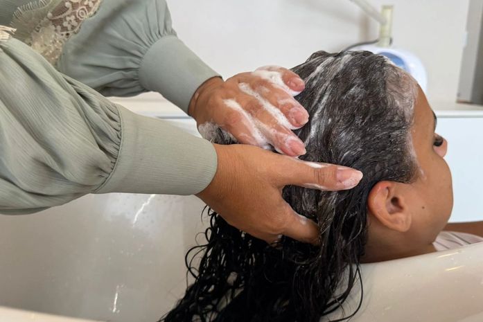 Plástica dos fios ganha espaço no verão como aliada contra danos do sol, sal e cloro