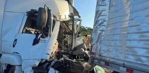 Motorista de caminhão morre em engavetamento envolvendo outros quatro veículo na BR-101 