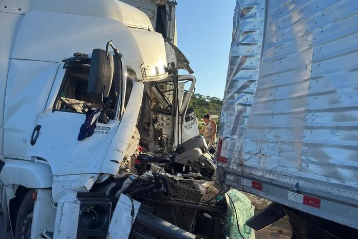 Motorista de caminhão morre em engavetamento envolvendo outros quatro veículo na BR-101