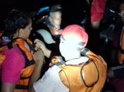 Turistas de SP ficam ilhados na Barra Nova e são resgados por Bombeiros