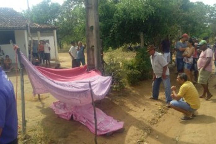 Mulher morre eletrocutada após tocar em cerca de arame energizada
