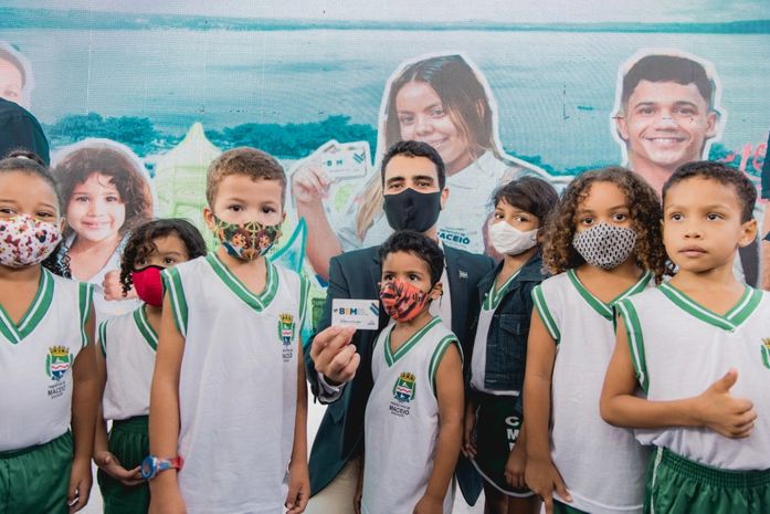 Prefeito JHC anuncia início do pagamento do Bolsa Escola Municipal de férias
