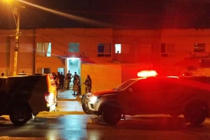 Homem morto a tiros dentro de apartamento foi alvejado enquanto esposa amamentava o filho; porta do imóvel não tinha sinais de arrombamento
