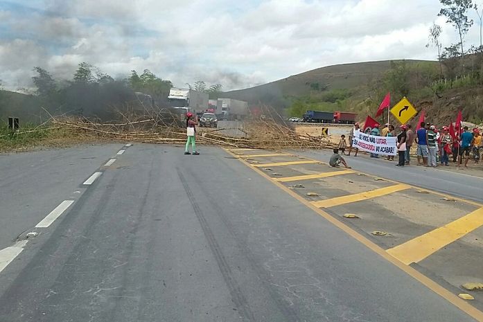 Integrantes do MST fecham BR